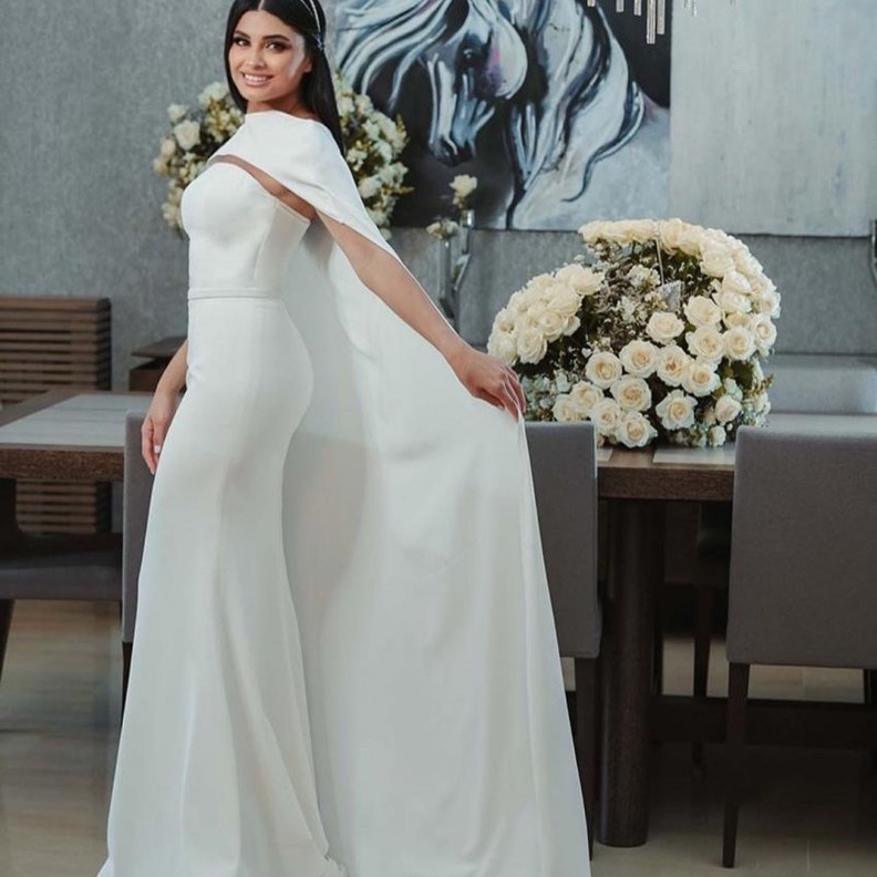  تألقت العروس بفستان ابيض بسيط وناعم