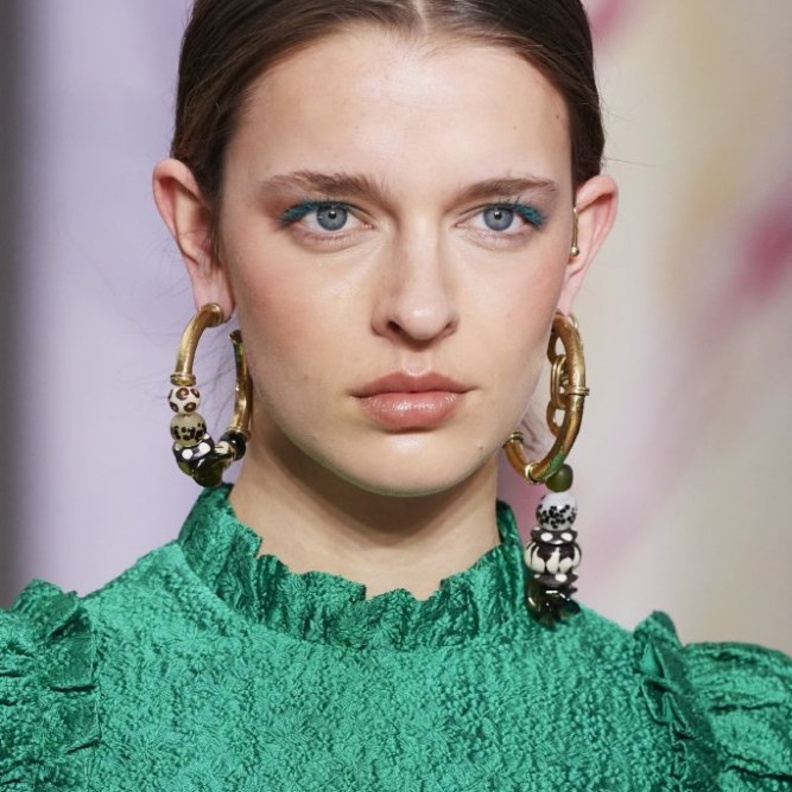 احدث صيحات الماسكارا الزرقاء على الرموش العليا من دار Ulla Johnson