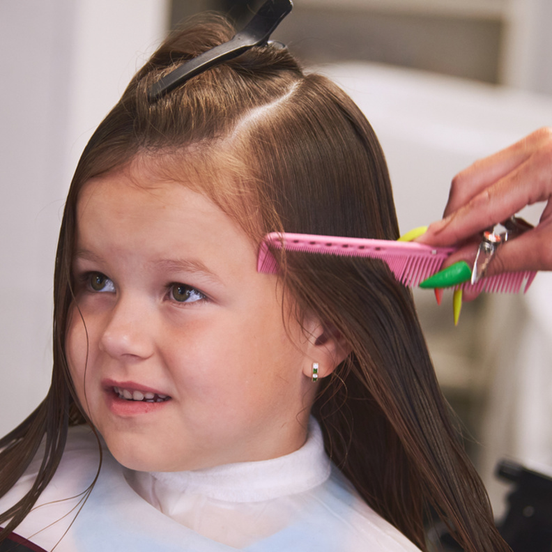فوائد قص اطراف الشعر للاطفال
