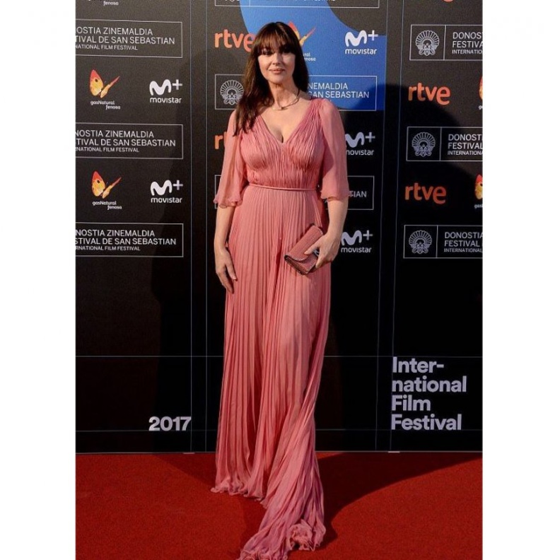  فستان طويل ناعم باللون الزهري اختارته مونيكا بيلوتشي على السجادة الحمراء