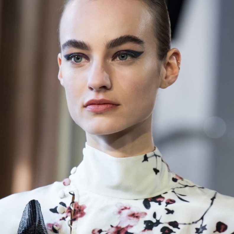 رسمات مكياج بلونين مختلفين بين البنفسجي والزيتي من دار Altuzarra