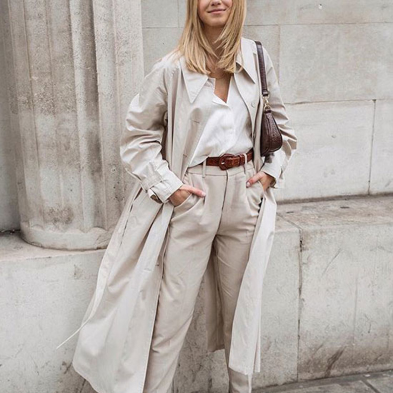 اطلالة ناعمة وأنيقة في البنطلون البيج موضة هذا الخريف