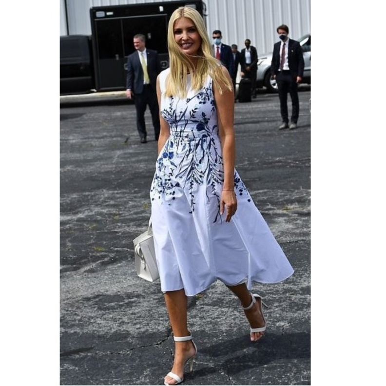 اطلالة ايفانكا ترامب بصيحات مشرقة دعماً لحملة والدها الانتخابية