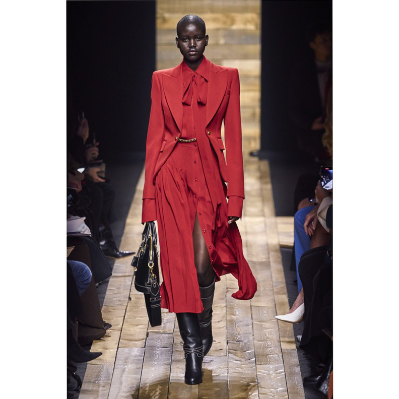  تألقت عارضة Michael Kors بإطلالة أنيقة