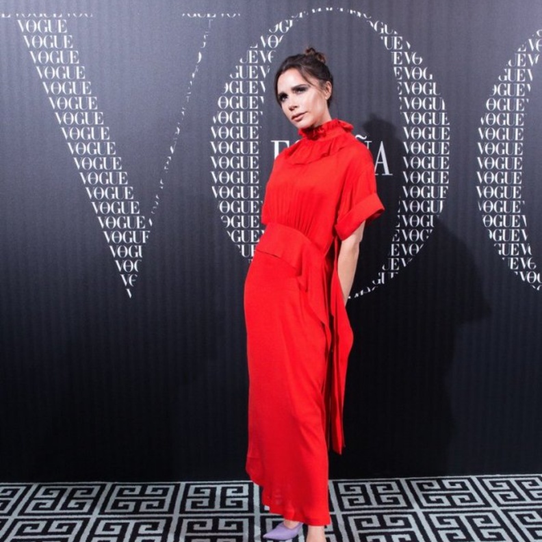  تعشق تصاميم الفساتين الجذابة والبسيطة باللون الأحمر الحيوي