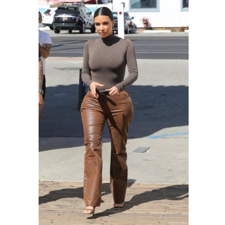  كيفية تنسيق البنطلون الجلد البني على طريقة النجمة الامريكية كيم كردشيان