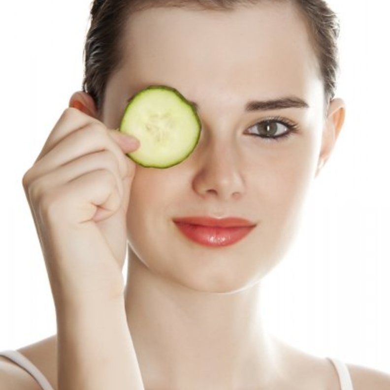 خلطات طبيعية لعلاج انتفاخ العين استعدادا ليوم المرأة الإماراتية