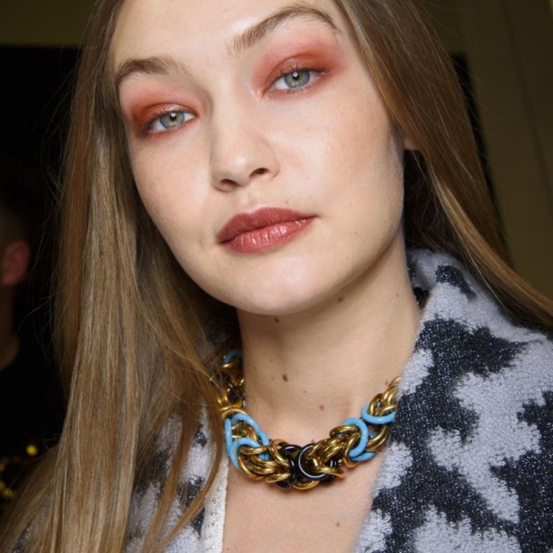 طريقة عمل مكياج عيون مشمشي لخريف 2020 من دار Missoni