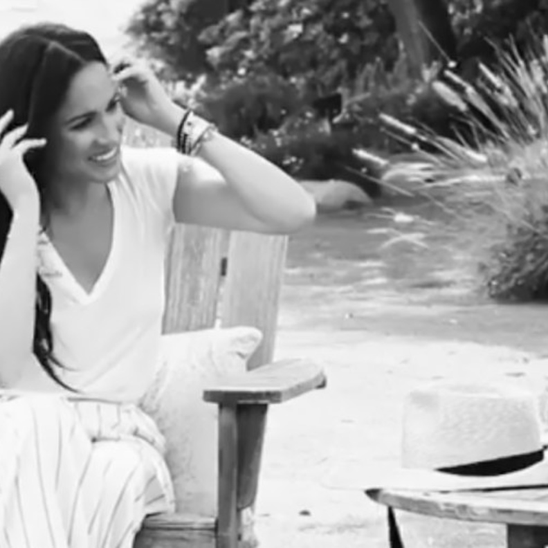 اكملت ميغان اللوك بتيشيرت ابيض