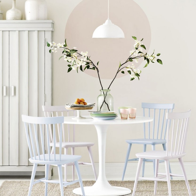  ألوان الباستيل الناعمة في تصميم غرفة طعام صغيرة
