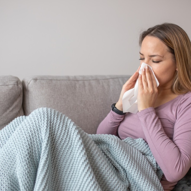 تحذير من العلاقة بين الانفلونزا الشديدة وكوفيد-19