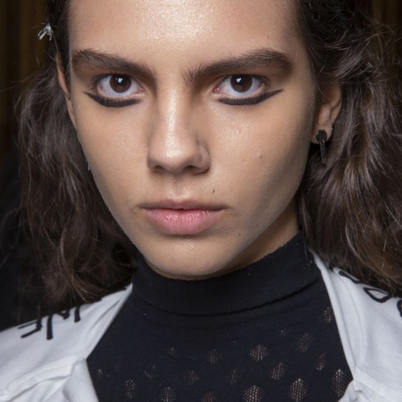  رسمات ايلاينر متجددة على الجفن السفلى للعين من دار Andreas Kronthaler for Vivienne Westwood