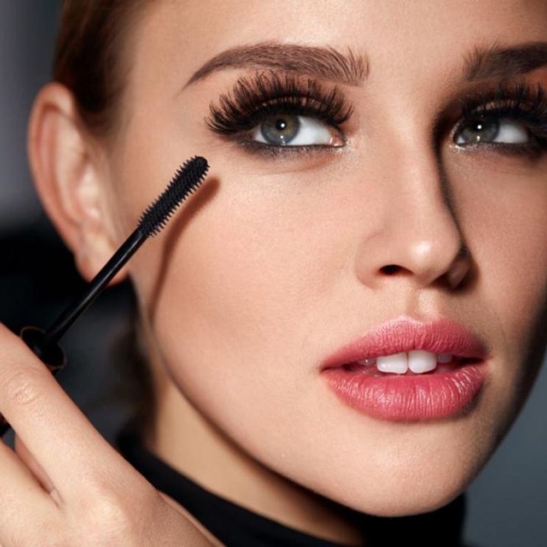 كيفية توسيع العيون باستخدام الماسكارا فقط