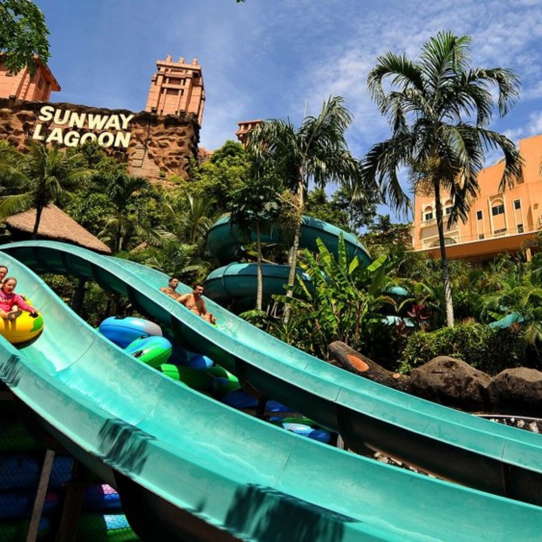 متعة اللعب في منتزه Sunway Lagoon