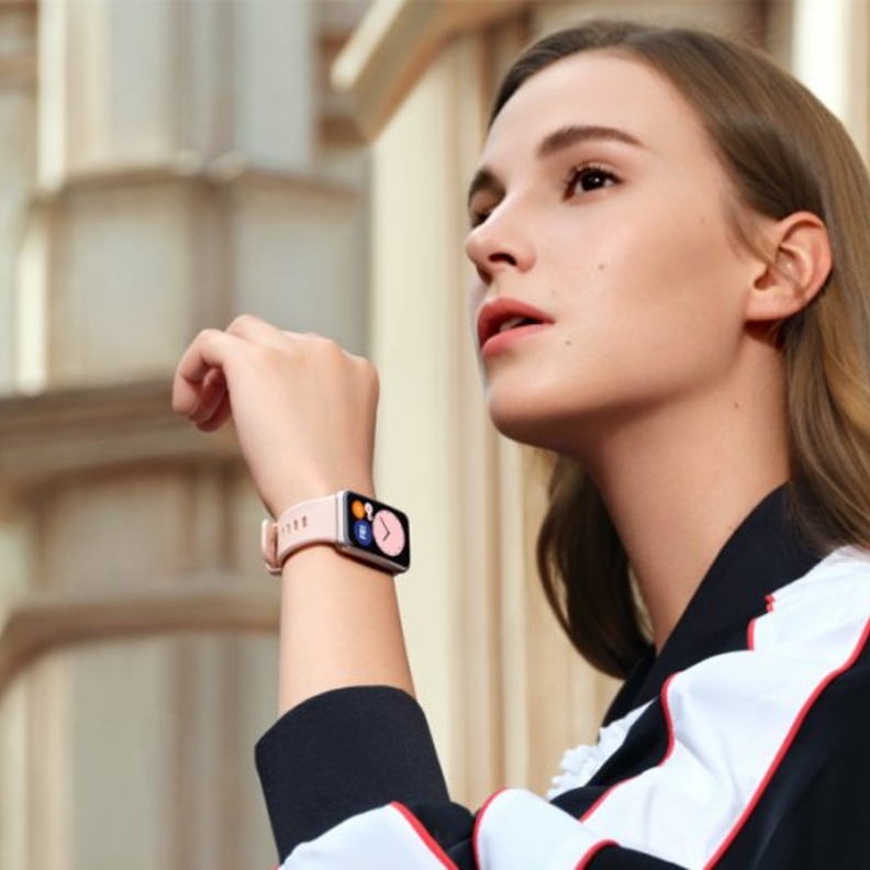 5 أسباب تجعل كل مُتابعي الموضة يحبون ساعة HUAWEI WATCH FIT الجديدة