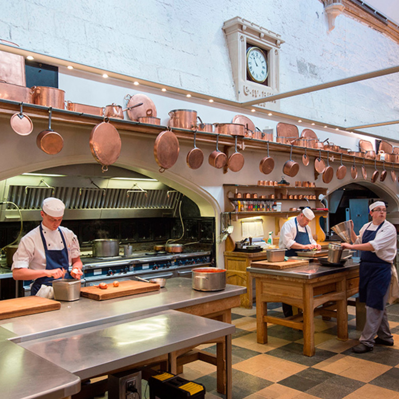 بالصور.. هكذا تبدو مطابخ منازل وقصور العائلة المالكة البريطانية