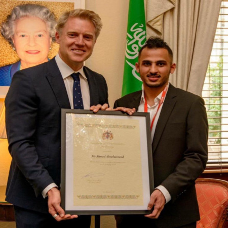 المبتعث أحمد المحيميد أول شخص غير أسترالي يحصل على وسام الشجاعة