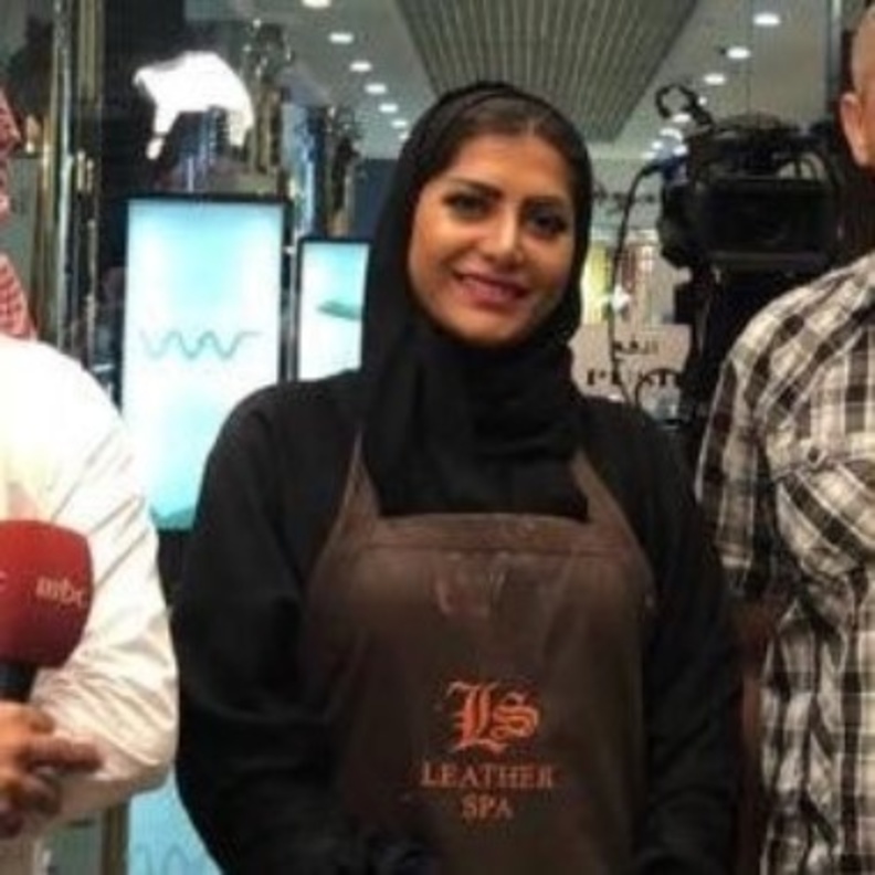  تعرفوا على شيخة البازي صاحبة أول مشروع بالمملكة للاهتمام بالجلود الفاخرة