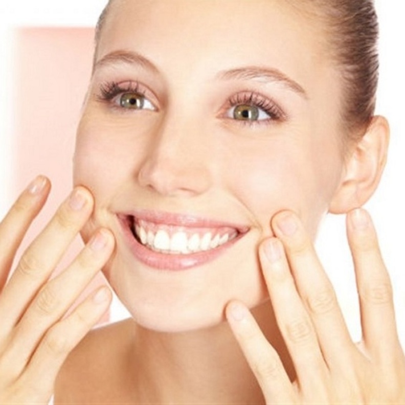 تفتيح الخطوط الداكنة حول الشفاه