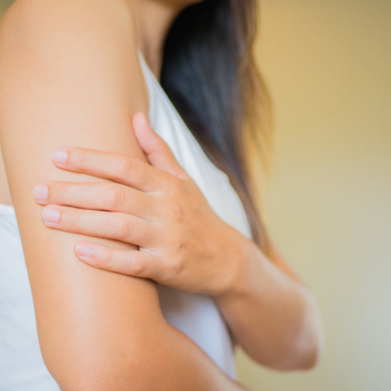  كيف تتم عملية شد الذراعين بتقنية الفيزر للتخلص من الدهون