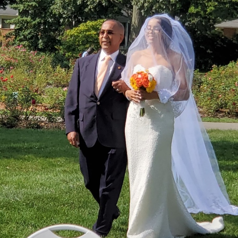 العروس تمشي على الممر أخيرا و هي ترتدي فستان الزفاف الذي أنقذه أمن النقل بالمطار