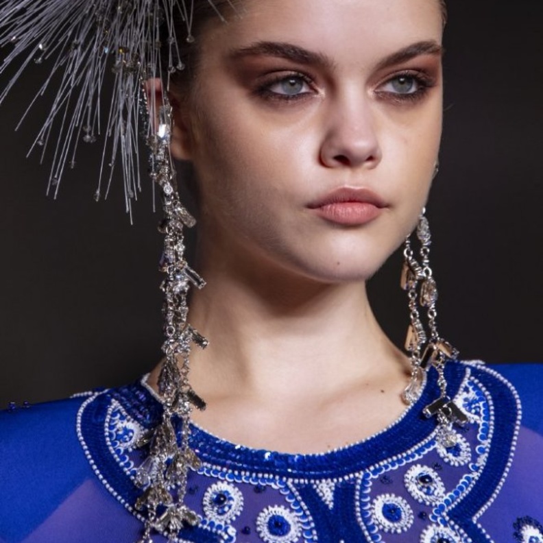 مكياج عيون شرقي بدرجات برونزية براقة لخريف 2020 من Naeem Khan