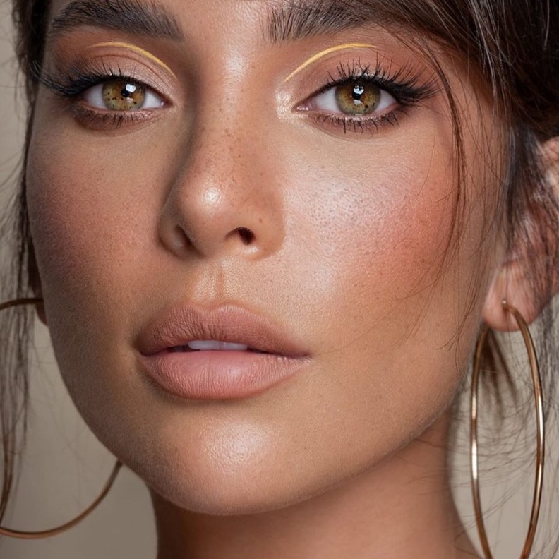 الآيلاينر أصفر أظهر جمال لون عينين لين برنجكجي