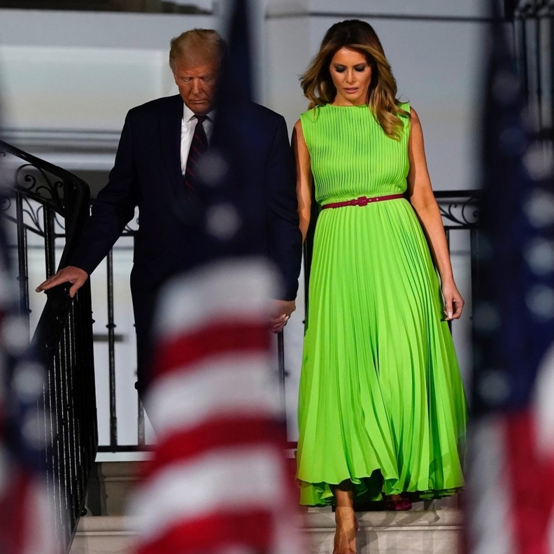 اطلالات ميلانيا ترامب بفساتين ملونة وراقية لدعم زوجها