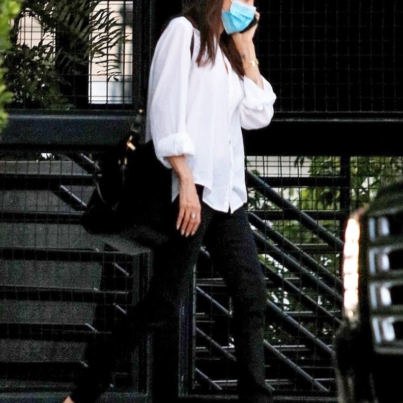  تألقت أنجيلينا بقميص أبيض كلاسيكي من ماركة Givenchy نسقت معه سروال اسود