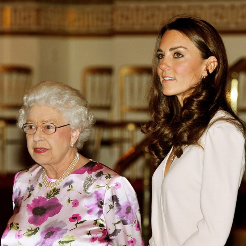 ما هي قطعة المجوهرات التي أهداها الأمير فيليب لحبيبته إليزابيث وأعارتها لكيت ميدلتون؟