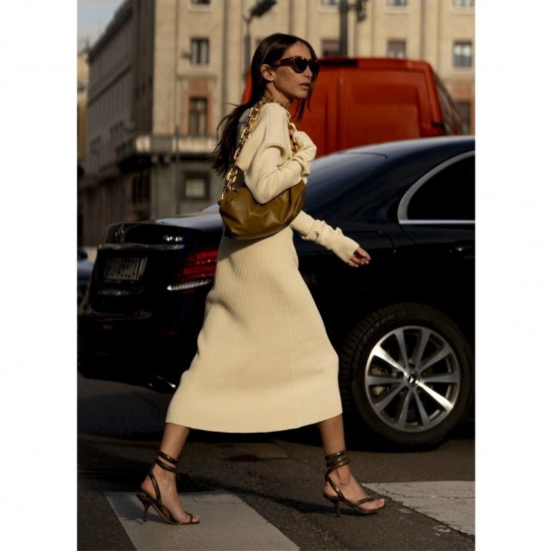  اختاري فساتين الصوف البسيطة ونسيقيها مع الصنادل والحقائب الشبابية لاطلالة خريفية جذابة