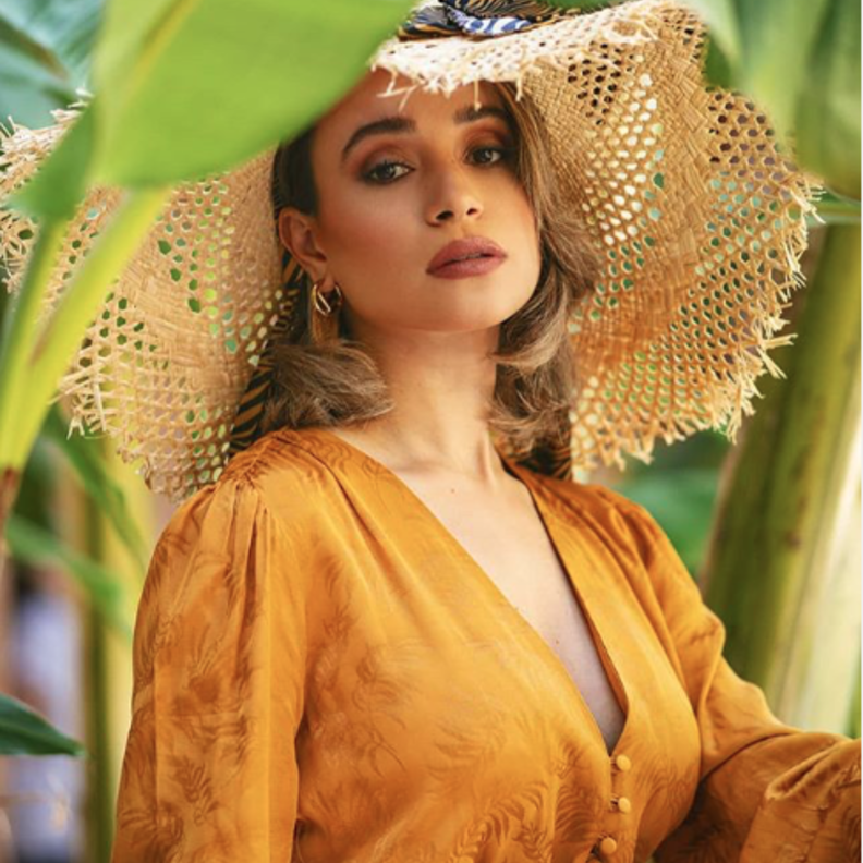 قبعة القش باطلالة جذابة مع اللون الأصفر الخردلي الرائج