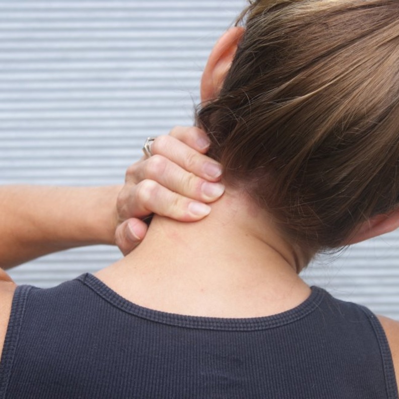 اسباب آلام الرقبة ومؤخرة الرأس وطرق التخلص منها