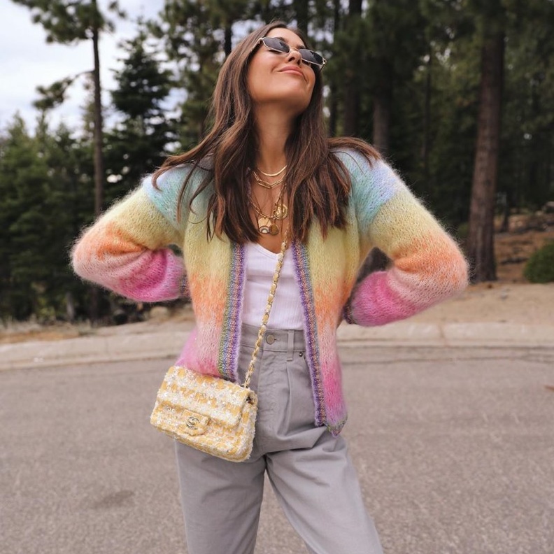  كارديغان انثوي وأنيق بتدرجات لونية ناعمة مع ستايلك بالجينز