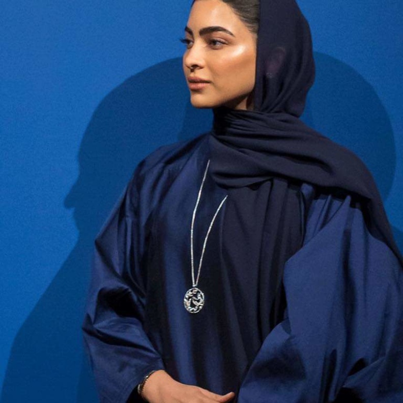  تنسيق المجوهرات الفاخرة مع العبايات بوحي من منال الحمادي