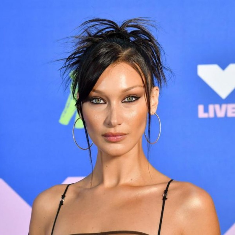 تسريحة شعر bella hadid العفوية ومكياج عيونها السحوب