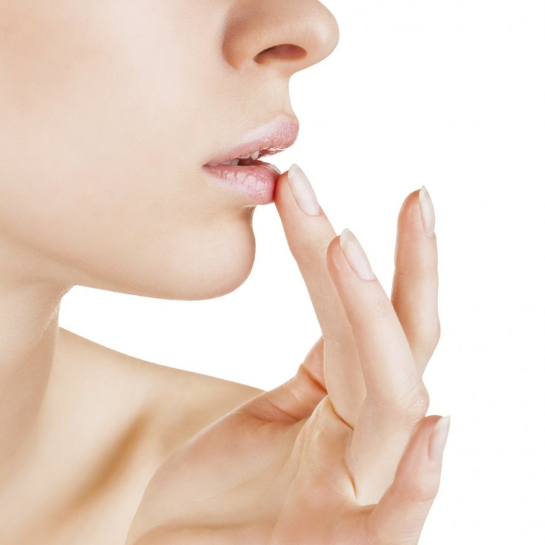 تخلصي من تقشر الشفاه في الصيف باستخدام مرطب طبيعي