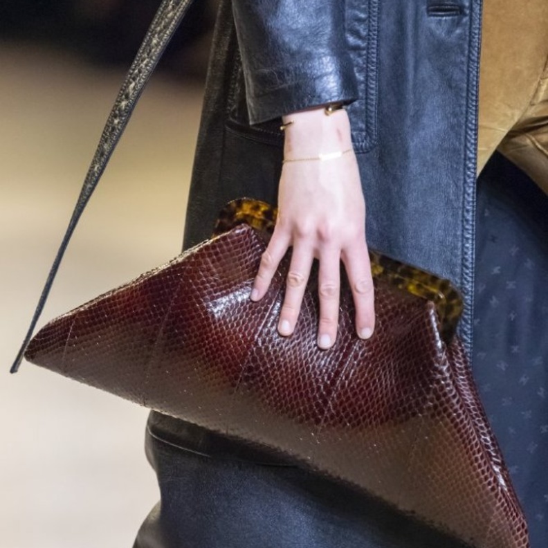 طرق اختيار حقائب يد بنية وجلدية من دار Celine 2020