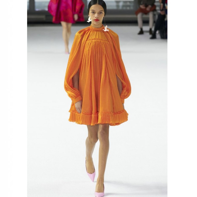 موديلات ملابس خريف 2020 مرجانية ولماعة من دار Carolina Herrera