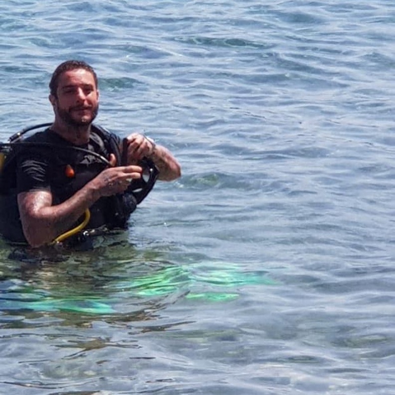 احمد الفيشاوي وزوجته وبناتها ووالدته