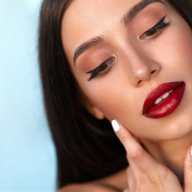 احمل ألوان أحمر الشفاه المناسبة للبشرة الحنطية في صيف 2020