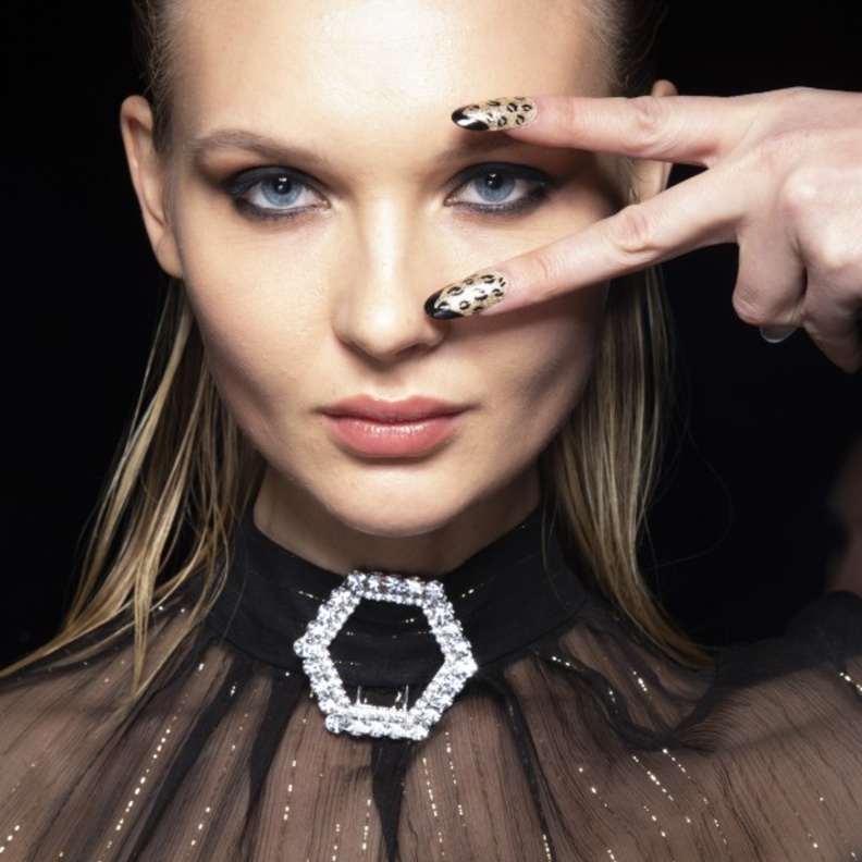 طلاء الأظافر بطبعات حيوانية بأسلوب Philipp Plein