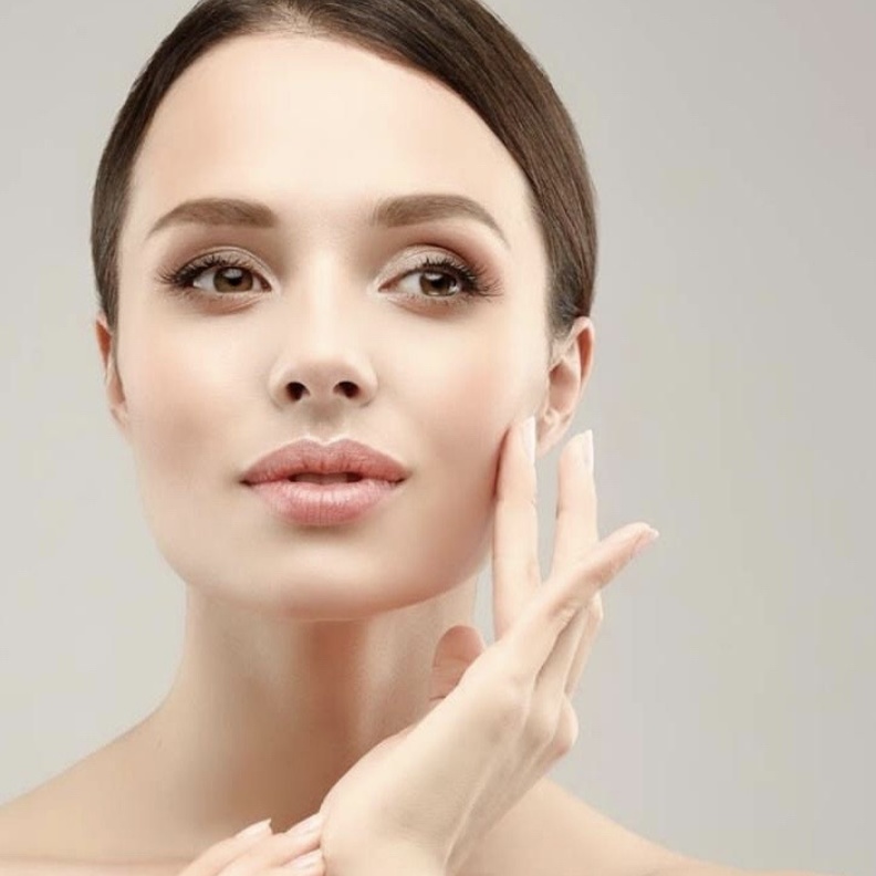 استخدمي الفازلين قبل النوم لتخفيف انتفاخ العينين