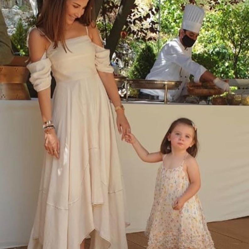 نانسي إختارت فستان ماكسي باللون البيج تميّز بقصته الـasymmetric