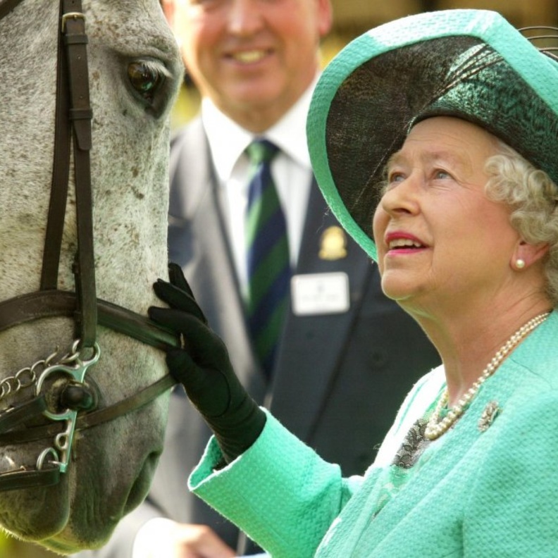 فيلم وثائقي يكشف عن القاعدة التي تتبعها ملكة بريطانيا عند مقابلة الأشخاص الجدد