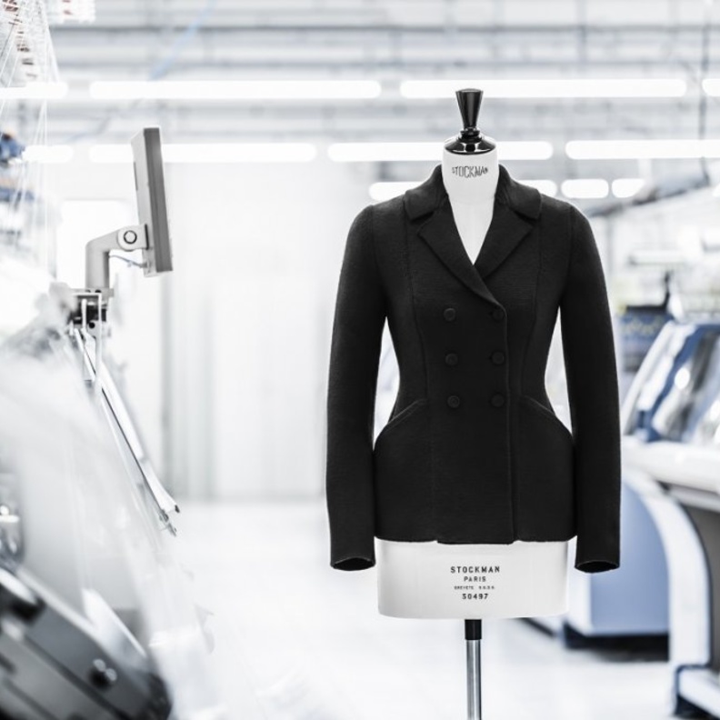 Dior تعيد ابتكار سترة "بار" بإصدار محبوك غير مسبوق