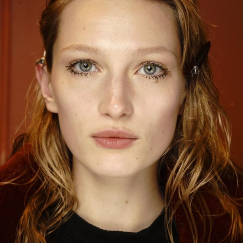  مكياج عيون نيود مع الماسكارا الكثيفة والسوداء من Molly Goddard