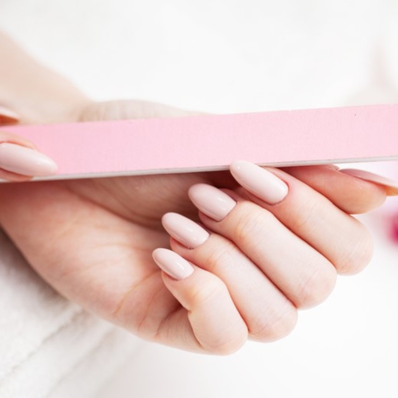 طريقة ازالة طلاء الاظافر الجل في المنزل بدون عناء