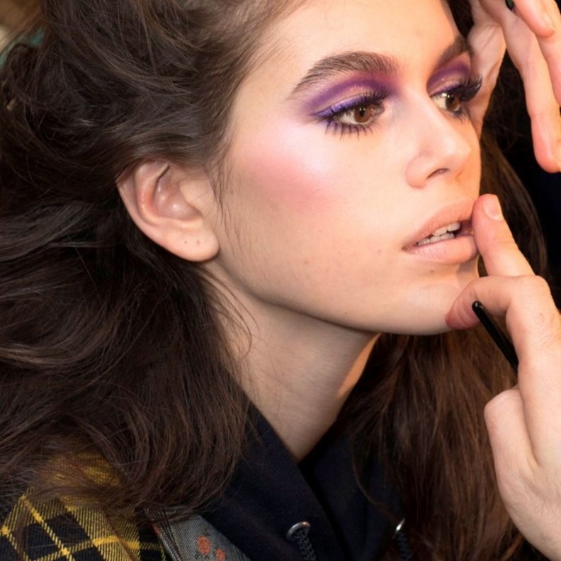طريقة تطبيق مكياج بنفسجي بأسلوب Kaia Gerber
