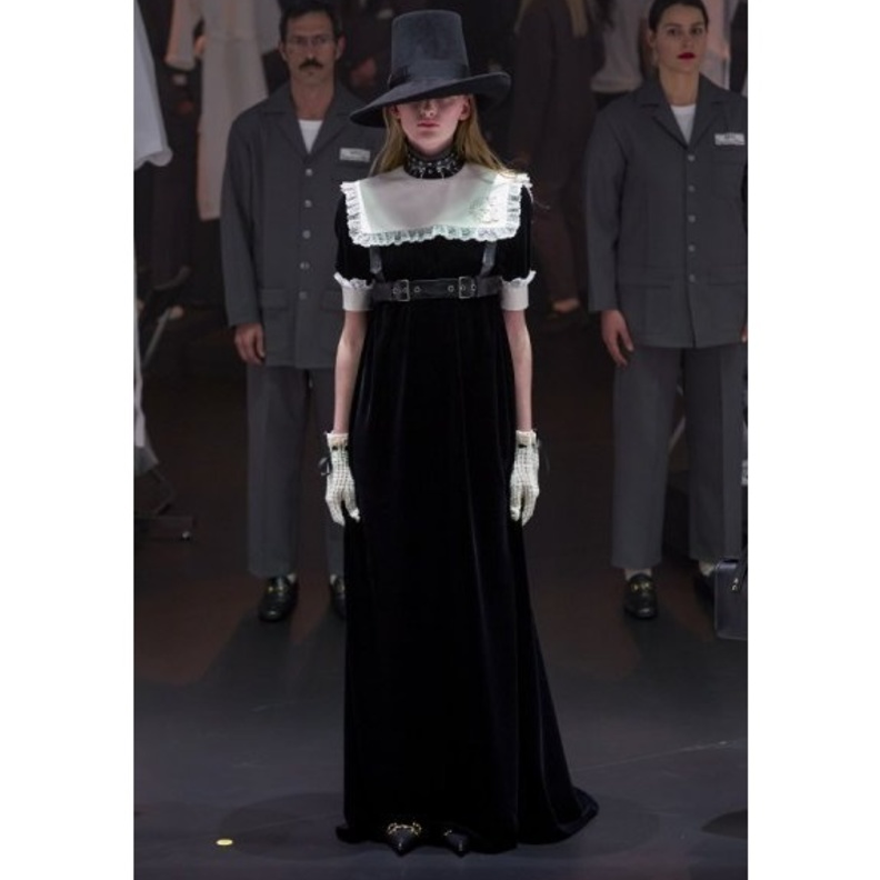 موديلات فساتين مخمل باللون الاسود من Fendi